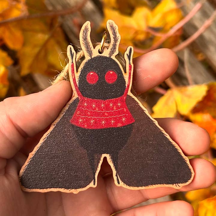 Ornement de pull Mothman en bois pour la vente par Glitter and Toadstools