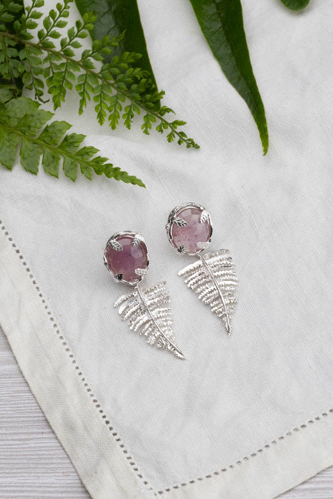 Amanda Coleman Jewelry – Großhandel Ohrhänger – Botanische Nest-Ohrringe mit Farnanhänger und Labradorit-, Rubin- oder Kyanit-Edelstein5