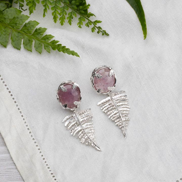 Amanda Coleman Jewelry – Großhandel Ohrhänger – Botanische Nest-Ohrringe mit Farnanhänger und Labradorit-, Rubin- oder Kyanit-Edelstein5