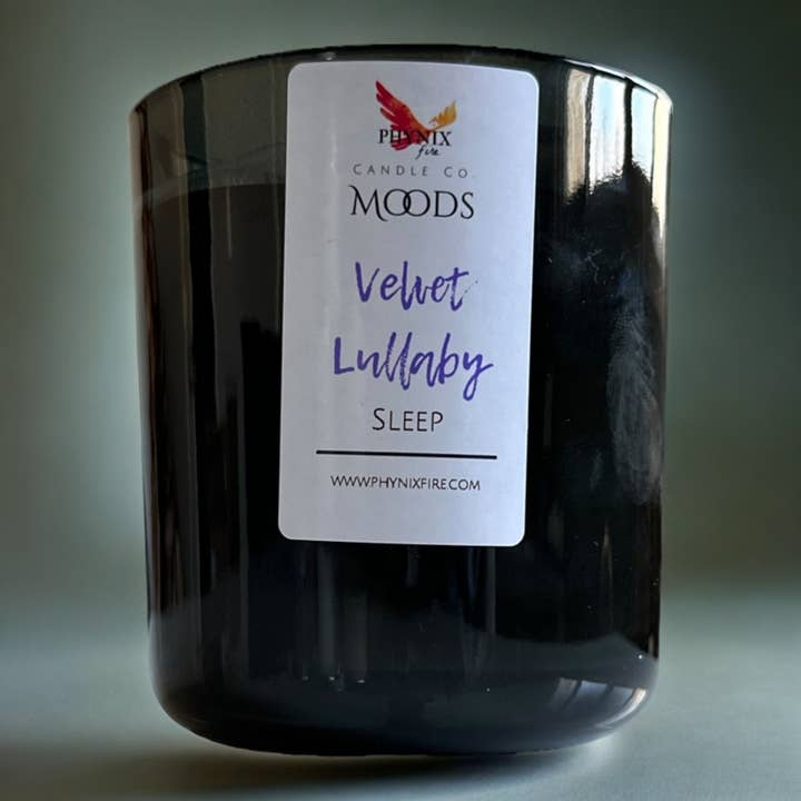 Vela Velvet Lullaby de 12 onzas, para dormir, lavanda, Palo Santo, salvia para venta al por mayor de Phynix Fire Candle Co.