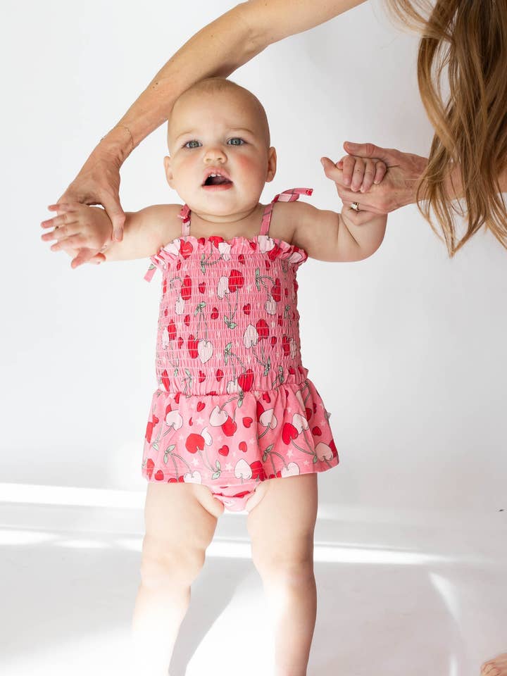 Kirsebærhjerter Shirred Kjole Romper for engroshandel hos House of Henry