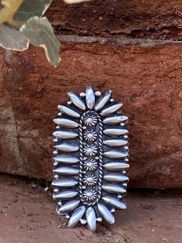 Bague Patrick Yazzie Navajo en argent sterling estampée à la main pour la vente par Nizhonitradersllc