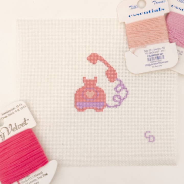Toile de broderie pour la Saint-Valentin, Toile de broderie Téléphone en forme de cœur, Mini toile de broderie 2"x2" pour la vente par Cotswold Co Designs