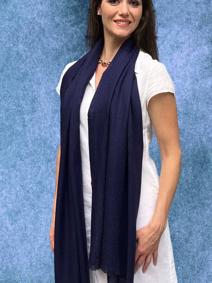Écharpe en laine unie à tissage fin bleu marine pour la vente par Rayz Intl