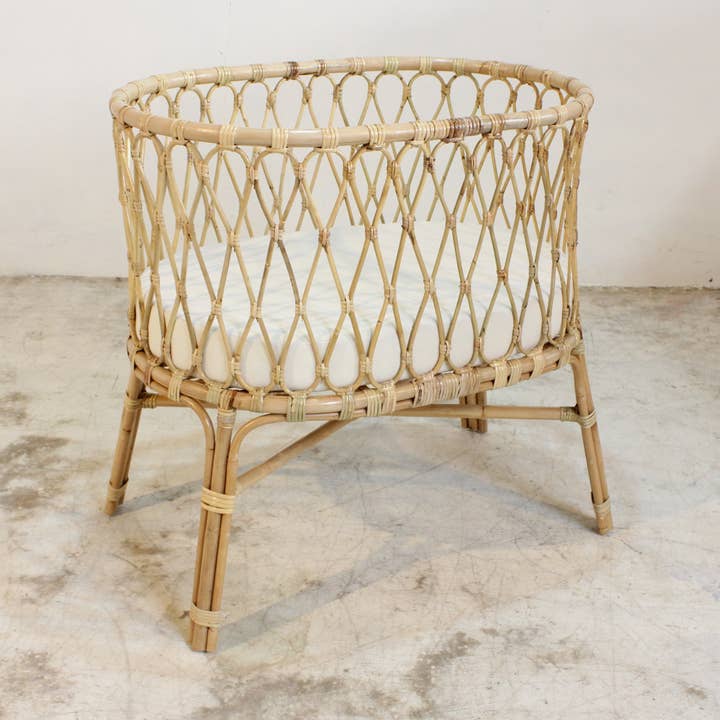 Oval Bassinet for wholesale by BOIS BLANC HOME LTD
