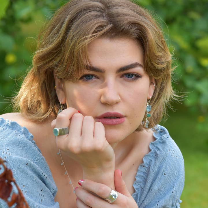 Gem Bazaar Jewellery – wholesale Cocktail/Statement Ring – Kravatring i hamrad sterlingsilver och blå topas