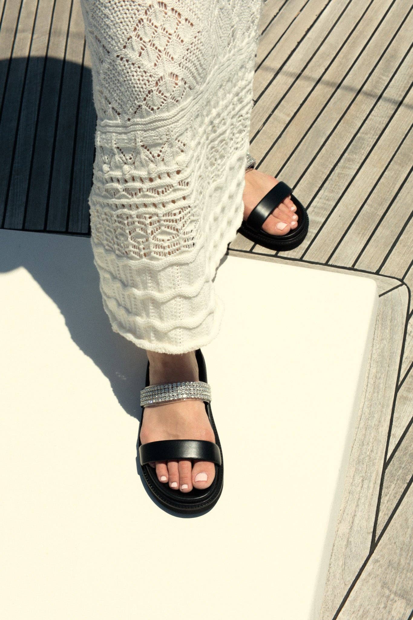 KMB Shoes - Vente Sandales – femme - JULS BLACK – Sandales à deux brides avec décoration en strass