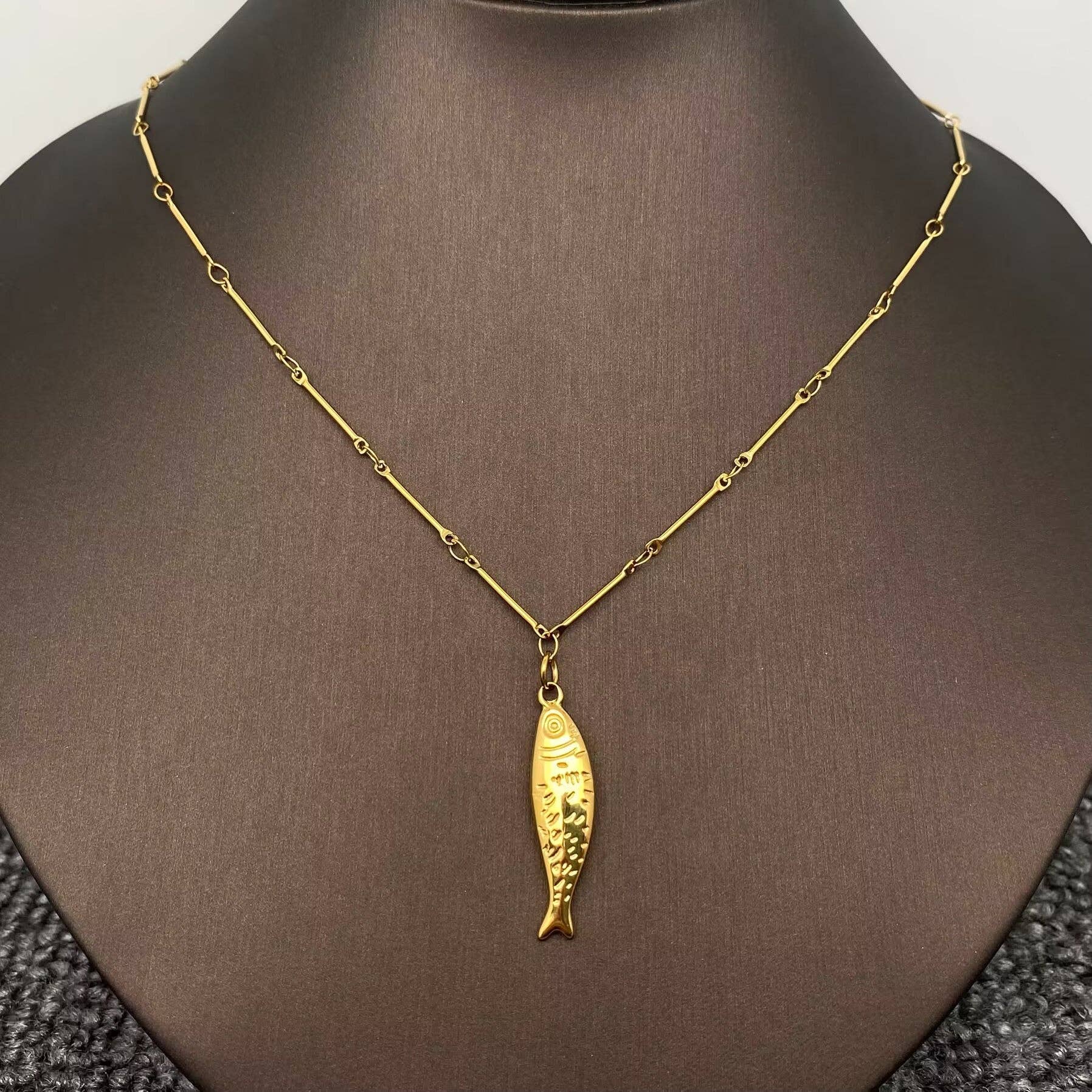 Mio Queena - Wholesale Pendant/Charm Necklace - 18K Gold Plated Stainless Steel Fish Charm Necklace - FGS1