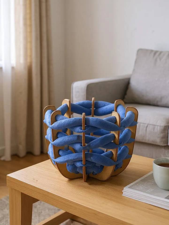 (S) Hullkorg i koboltblå ultrasuede för wholesale av Knots Studio