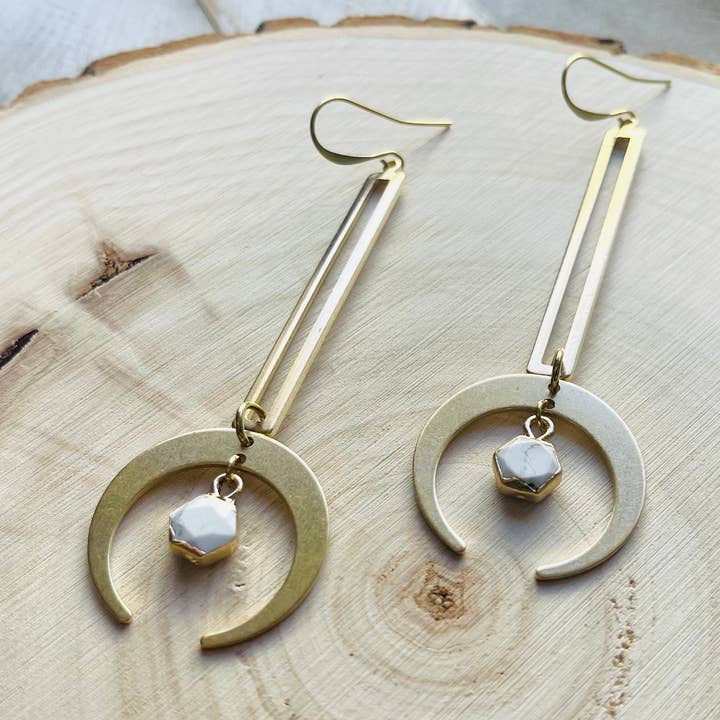 Howlit halvmåneörhängen - Häxig boho-smycke för wholesale av Same Sunset Design