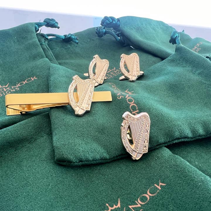 Boutons de manchette Harpe Irlandaise en or, épingle de costume et ensemble de pince à cravate, accessoires élégants du patrimoine irlandais, cadeau parfait pour les mariages et événements formels. pour la vente par CastleKnock Designs