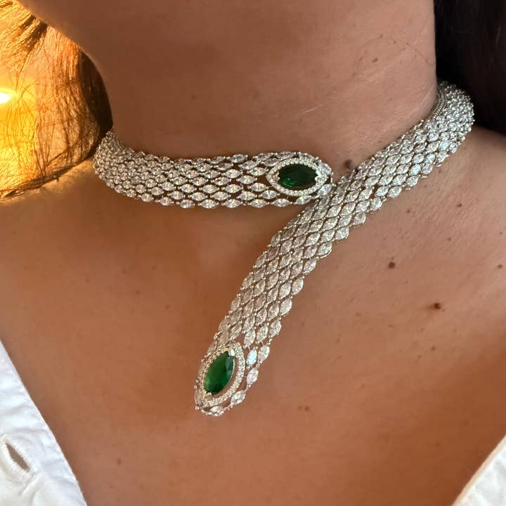 Smaragdgrønt Serpentinsmykke med luksuriøst halskædesæt for engroshandel hos Vinnis Jewelry
