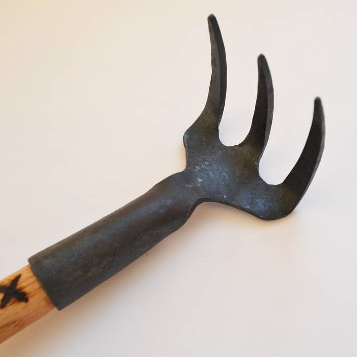 Ameico UK Ltd - Wholesale Garden Tool - Master Shin's Anvil - Gardening #70 Hand Cultivator 3-Tine