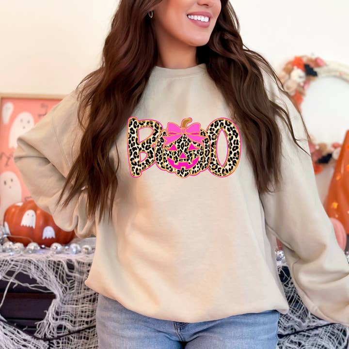 BOO Leopard Halloween Sweatshirt – Lyserød Græskar, Hyggelig (Kopi) for engroshandel hos Pecan Creek Designs