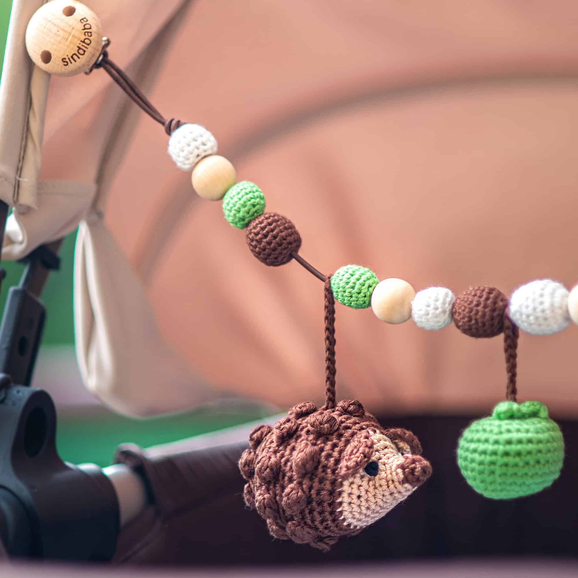 SindiBaba – Großhandel Kinderwagenabdeckung/-zubehör – Baby – Gehäkelte Kinderwagenkette Igel HARRY7