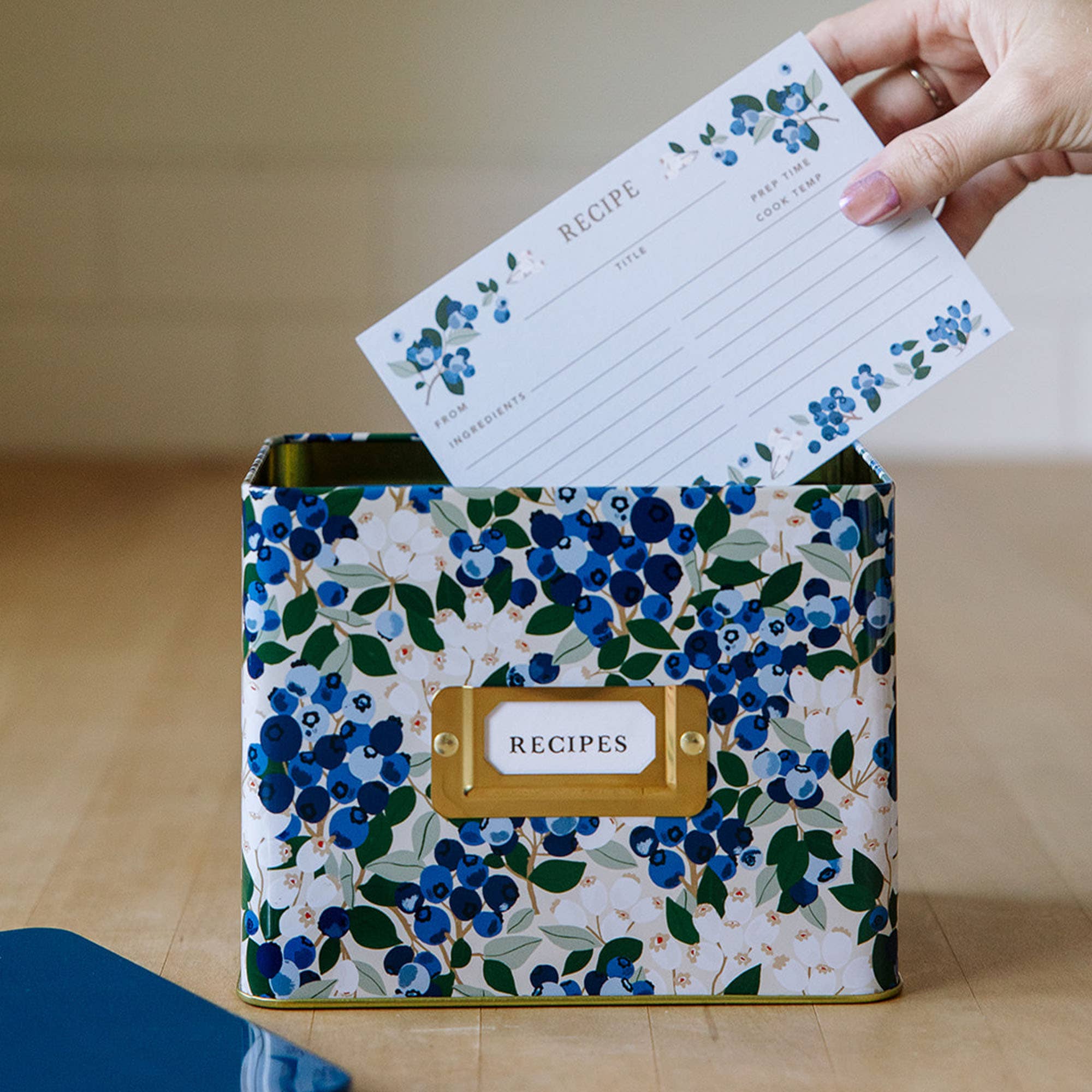 Paper Farm Press - Vente Boîte pour fiches recettes - Boîte à recettes en étain Champ de myrtilles1