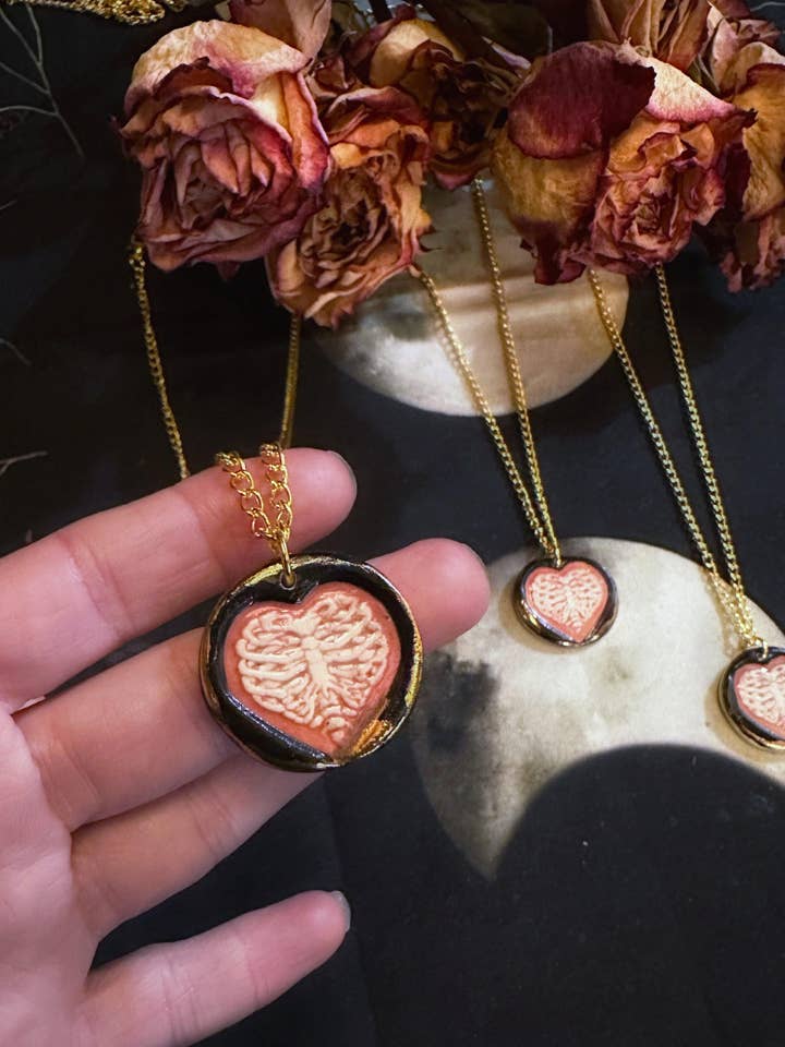 Colgante de Porcelana Corazón Enjaulado - Collar para venta al por mayor de Keven Craft Rituals LLC