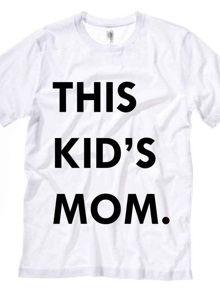THIS KID SUPPLY CO. - Denne Kid's Mom Tee - Sort på Hvid (Voksenstørrelser) for engroshandel hos This Kid Clothing Co.