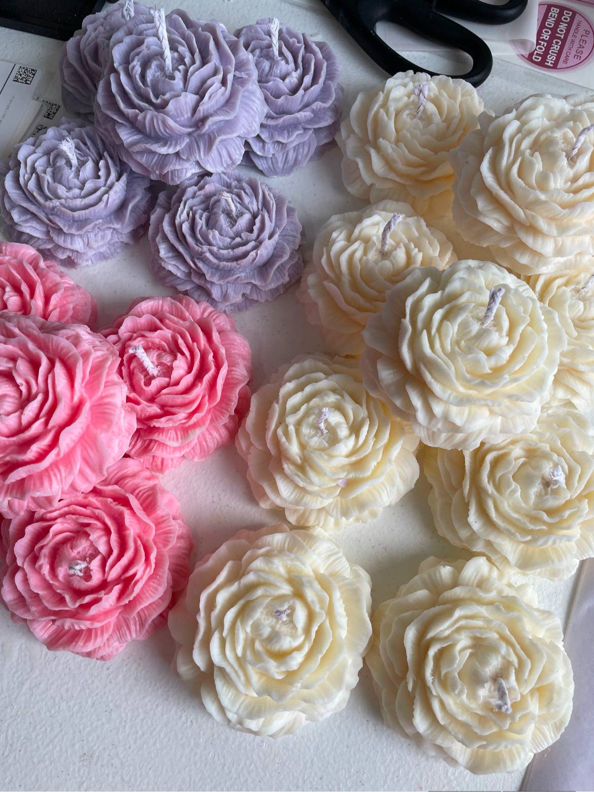 Akivodu Candles - Wholesale Zuilkaars - Pioenroos geurkaars - meerdere kleuren en geuren1