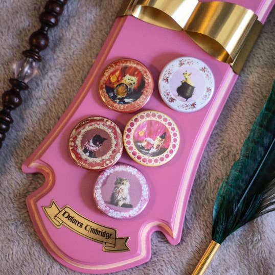 The Witch's Cabin – Großhandel Anstecker/Button – Dolores Umbridge Harry Potter Inspirierte Katzenabzeichen