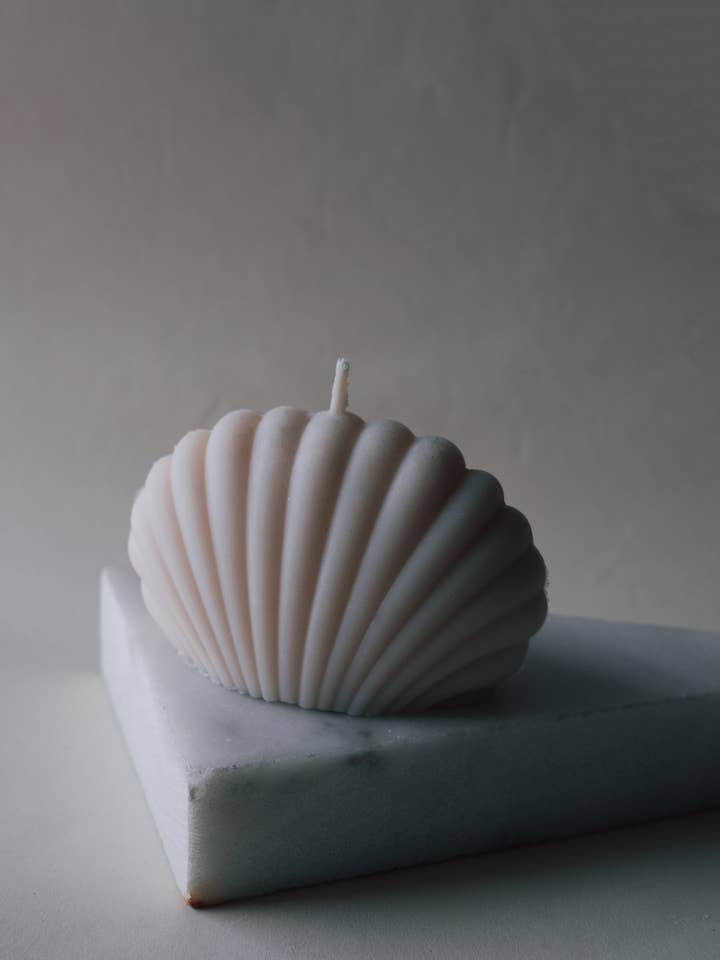 SCHELP // Geurkaars Sculpturaal voor wholesale door Luhme Studio