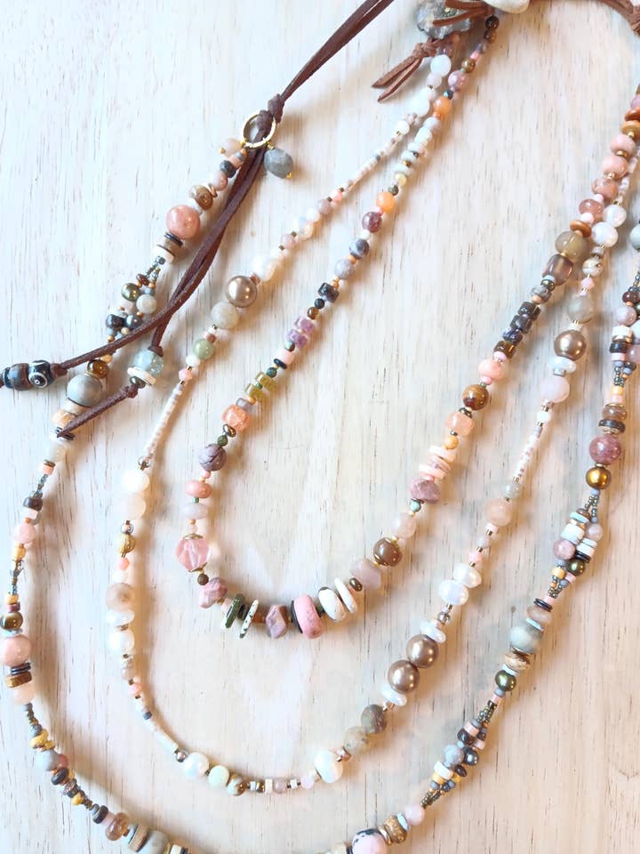 Jagen op de Zonsondergang op Geschilderde Pony | Rozenkwarts & Parels voor wholesale door HavSolStudio