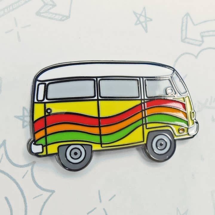 Harte Emaille-Anstecknadel, Motiv: Rainbow Hippie Van, 70s Adventure Yellow Bus für den Großhandel von Lucky Sardine