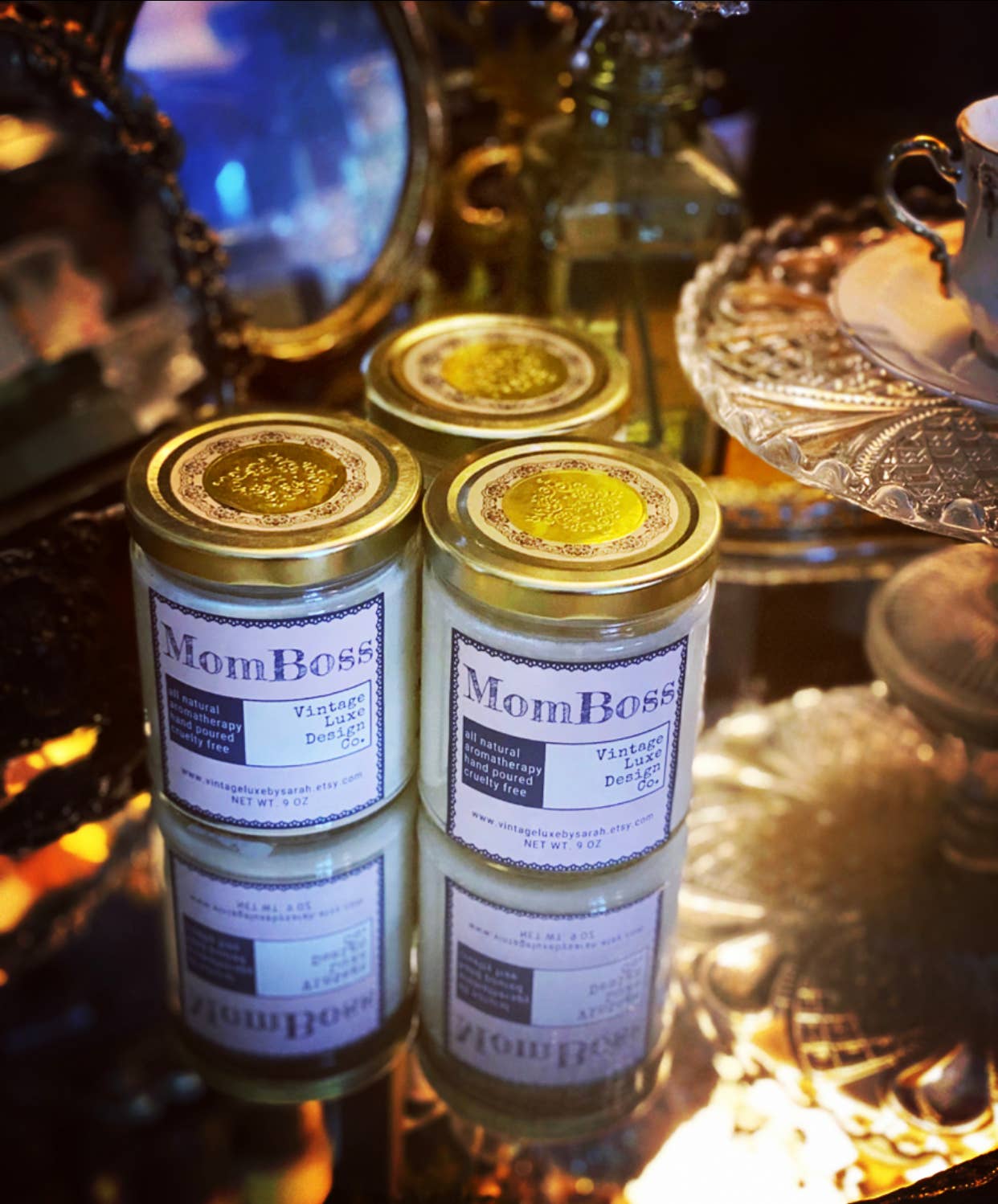 Vintage Luxe Design Co. - Vendita all'ingrosso Candela in vasetto - MomBoss, candela in cera di soia da 9 once, vintage, di lusso, colata5