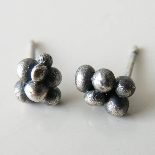 Organiske Dot Studs Spheres, Dinty Små Studs Unisex for engroshandel hos SteamyLab