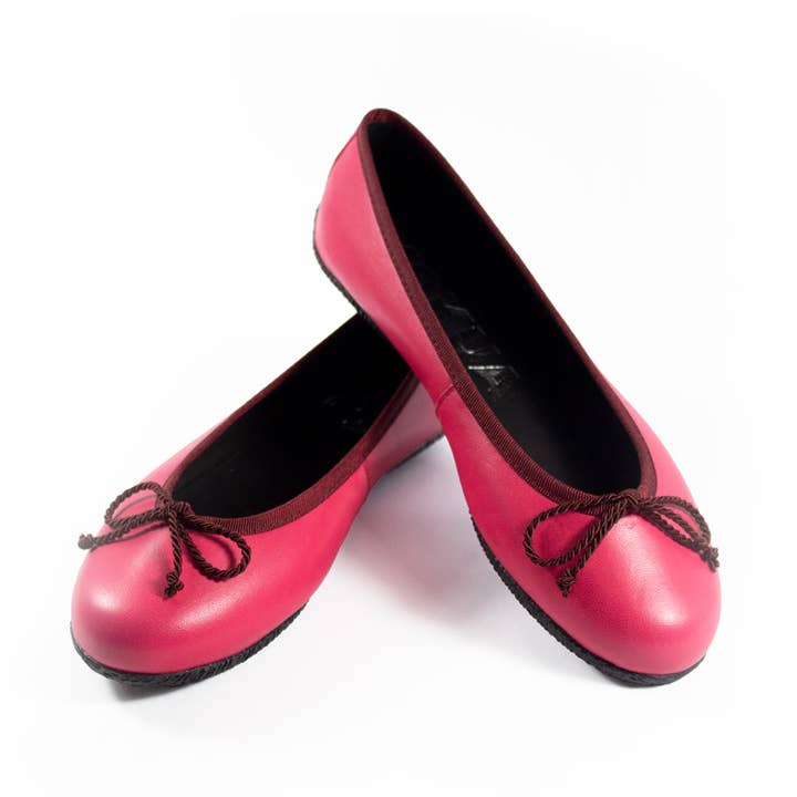 Cora roze leren ballerina met donkerrode strik en antislipzool voor wholesale door ATELIER DE BALLERINAS