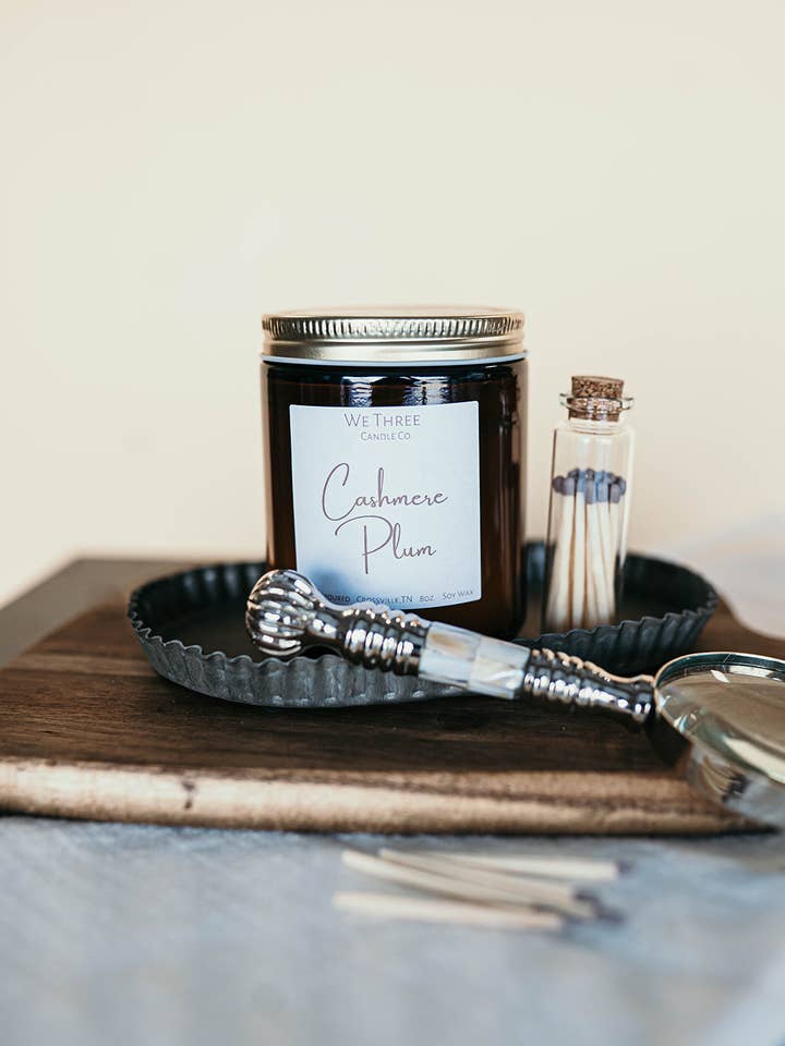 Candela di soia Cashmere Plum 8oz di We Three Candle Co. per la vendita all'ingrosso da parte di We Three Candle Co.