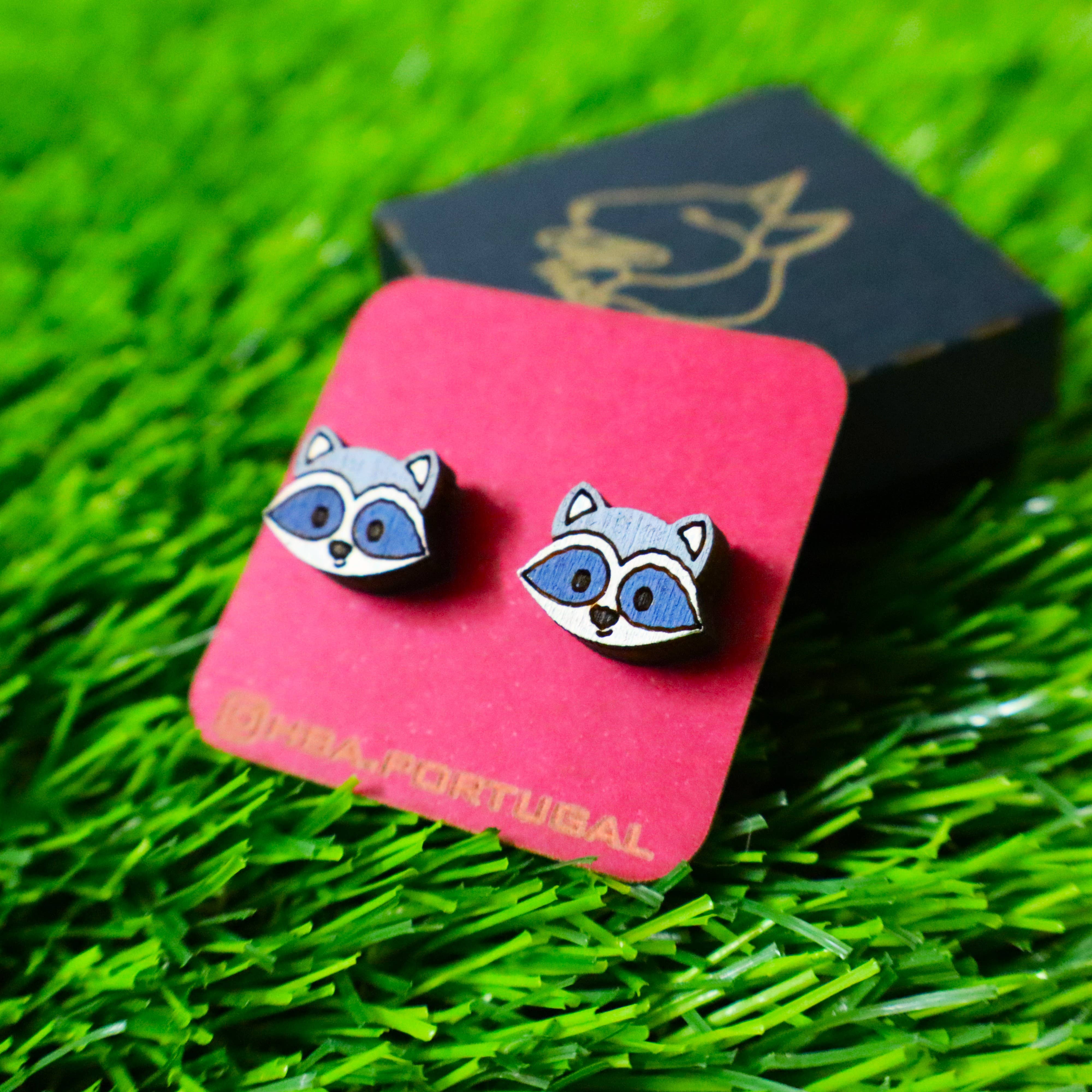 Herbs&Belles – Großhandel Ohrstecker – Bunte Waschbär-Ohrringe aus Holz, handgefertigter Holzschmuck0