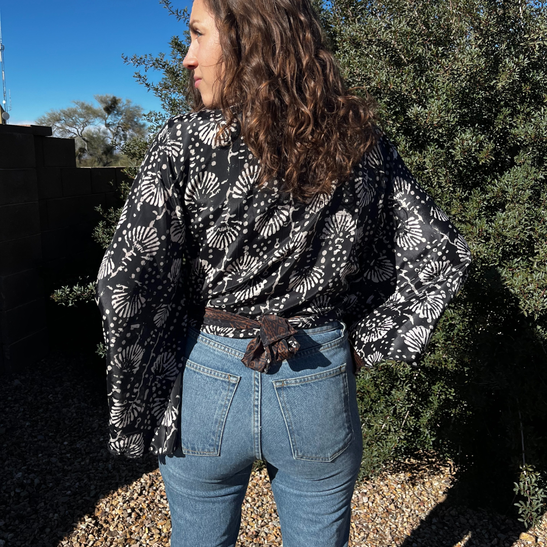 Seeds - Venta al por mayor Blusa - Mujer - Top de seda con mangas  acampanadas y nudo | 100 % seda Talla única Nuevos estampados8