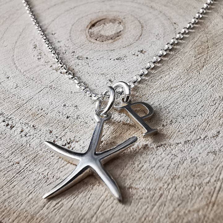 Halsketting van sterling zilver met zeester en initiaal voor wholesale door Sophellie Jewellery