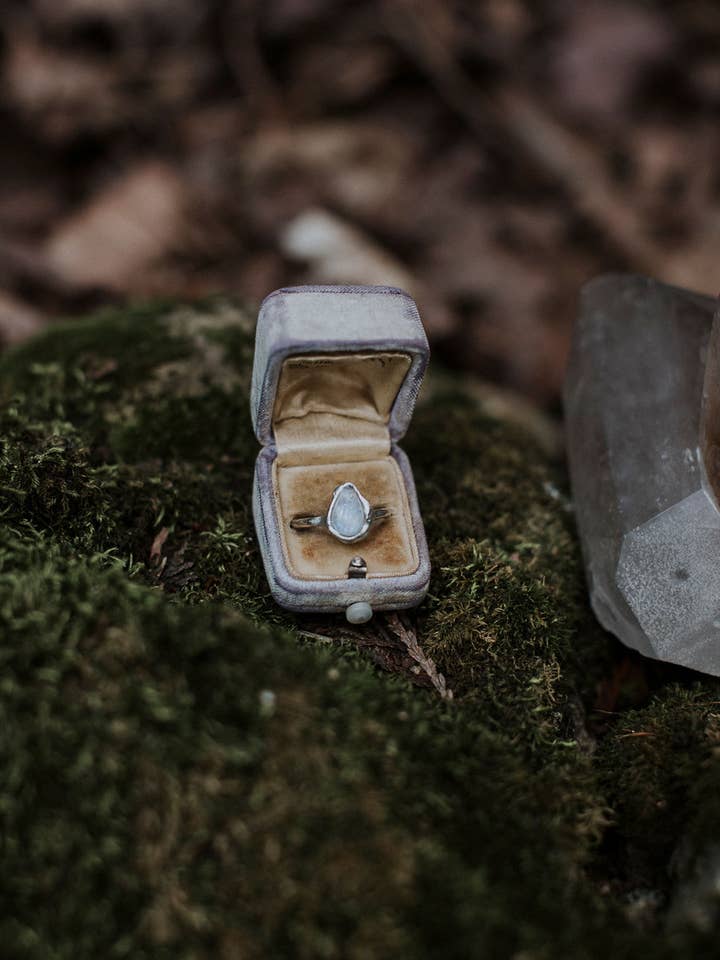 Anillo de Alquimia de Piedra de Luna | Anillo de Piedra Preciosa de Intuición para venta al por mayor de Midnight Raven Studios