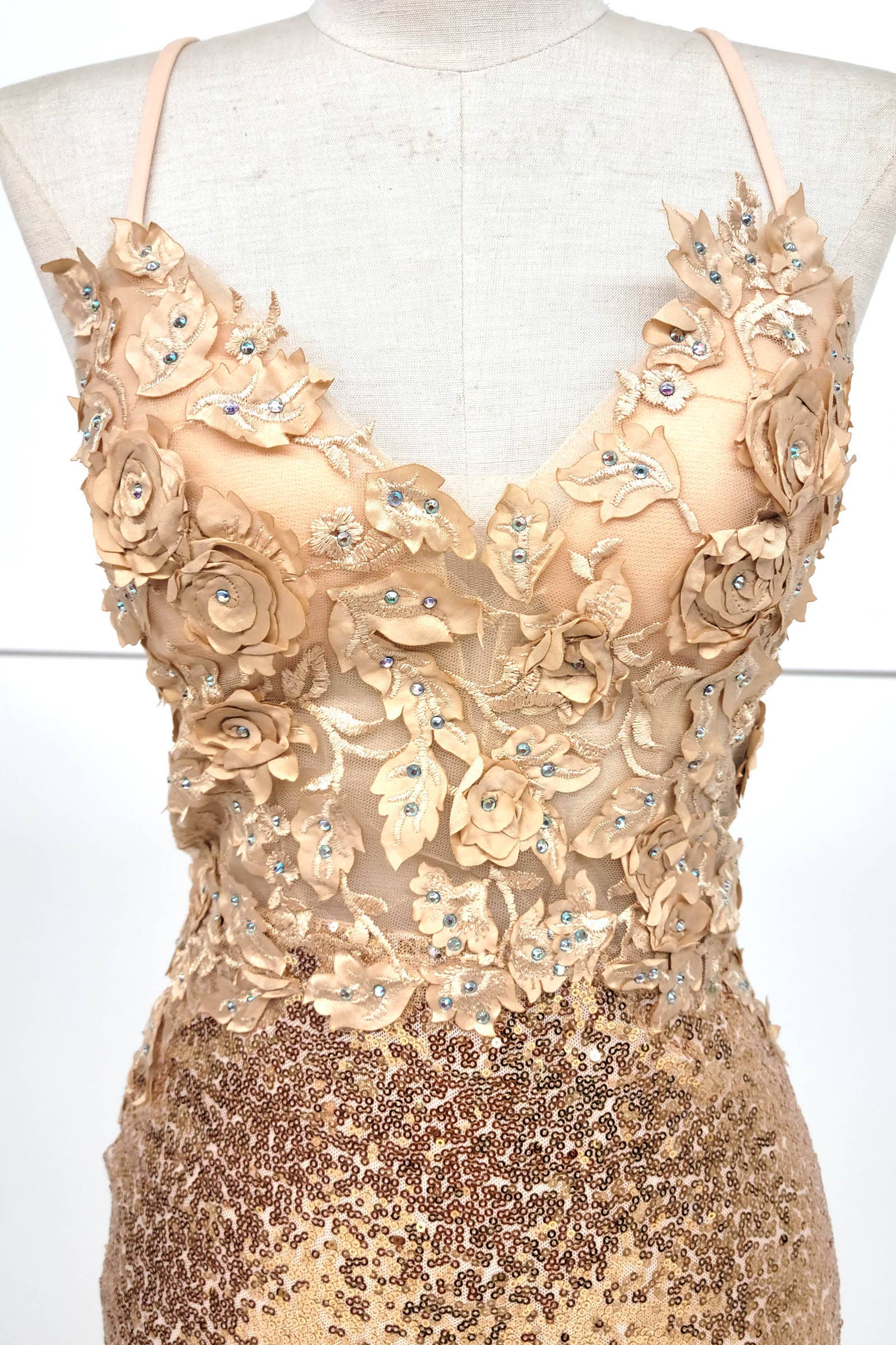 Chicas - Vente Robe – femme - Robe courte à paillettes et broderies florales C80821