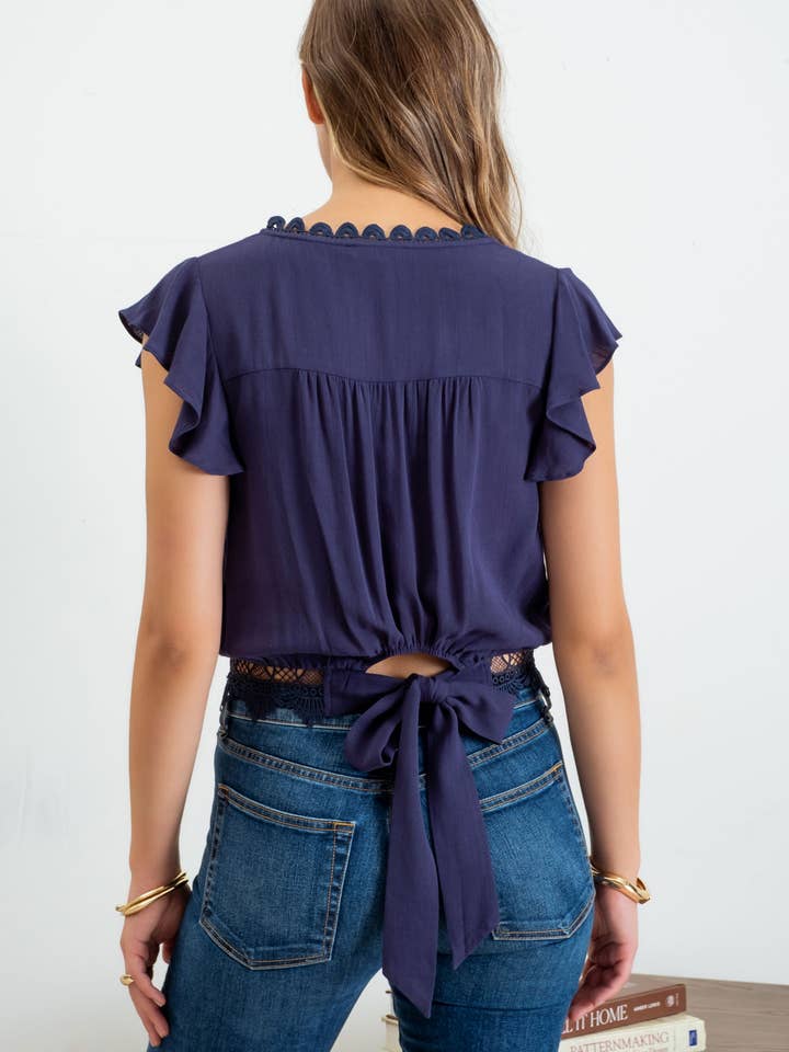 Blu Pepper – Blusa - Mulher por atacado – Top cropped de manga curta com renda, laço nas costas e botões frontais1