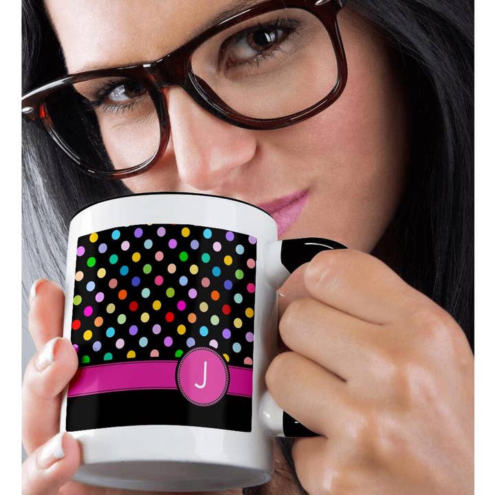 3dRose - Vente Tasse à café - 3dRose, Lettre J monogrammée sur un motif à pois arc-en-ciel avec initiale personnelle rose vif - multicolore girly, Tasse1