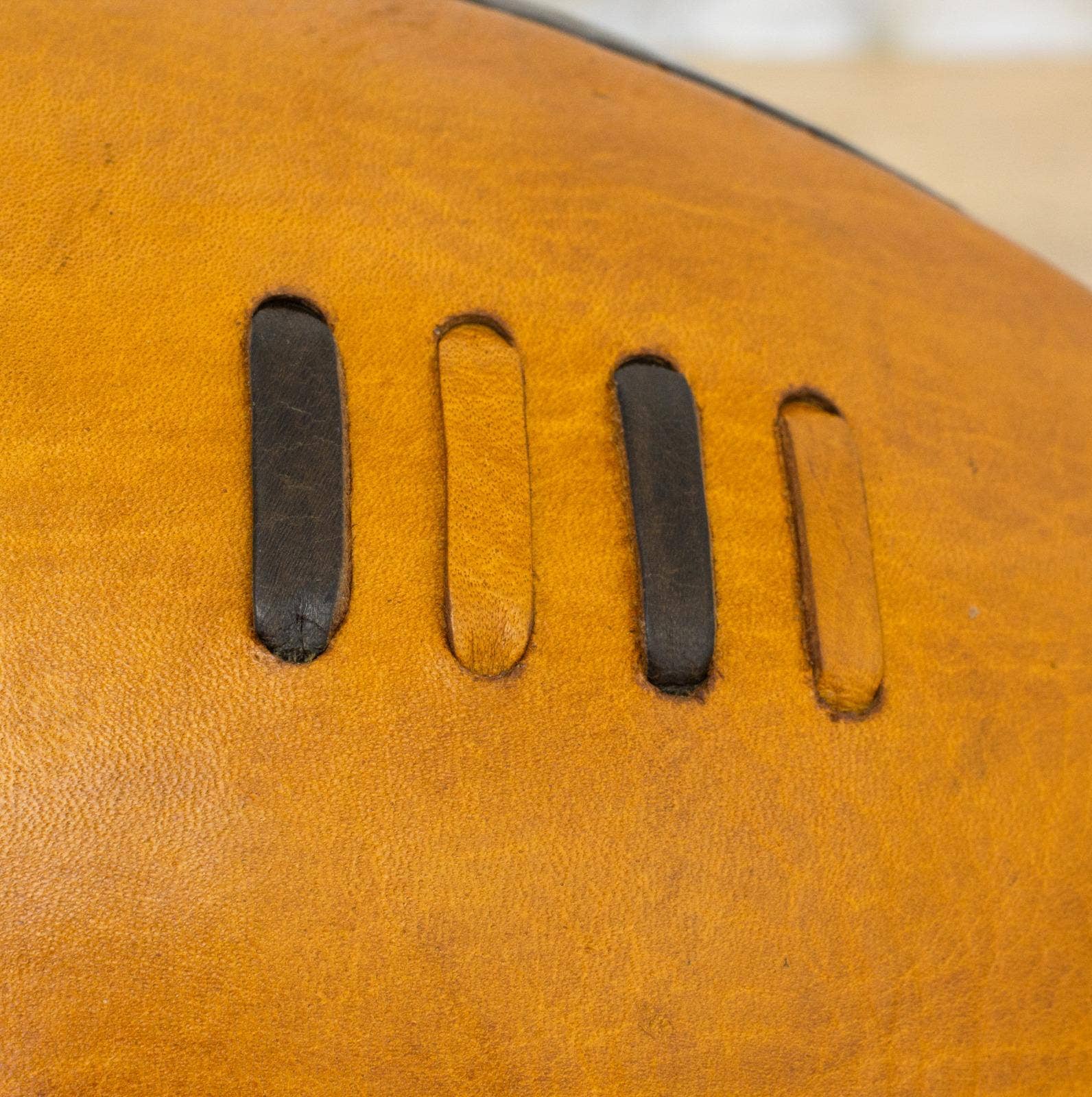 HandmadeBestSeller – Engroshandel Bordpynt – Håndlavet Vintage Læder Amerikansk Fodbold Retro Dekorativ1