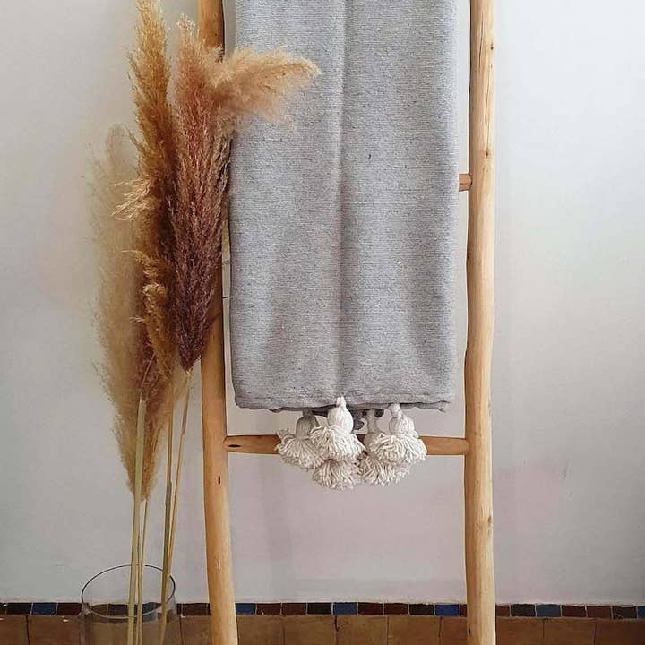 Manta marroquí gris con borlas y rayas blancas para venta al por mayor de MARRAKECH METACRAFT LTD