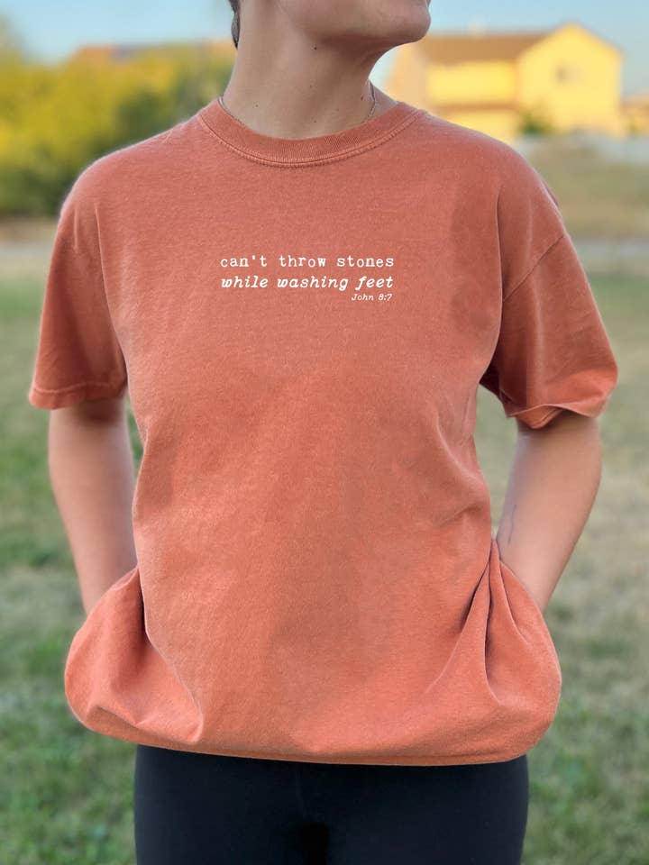 Dwell Apparel – Großhandel T-Shirt mit Siebdruck – Damen – UNISEX-T-SHIRT KANN BEIM FUSSWASCHEN NICHT MIT STEINEN WERFEN