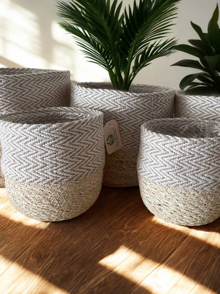 Cache-pot en jute ivoire tissé à la main (ensemble de 5) (20 cm, 18 cm, 15 cm, 13 cm, 10 cm) pour la vente par Creation Jute