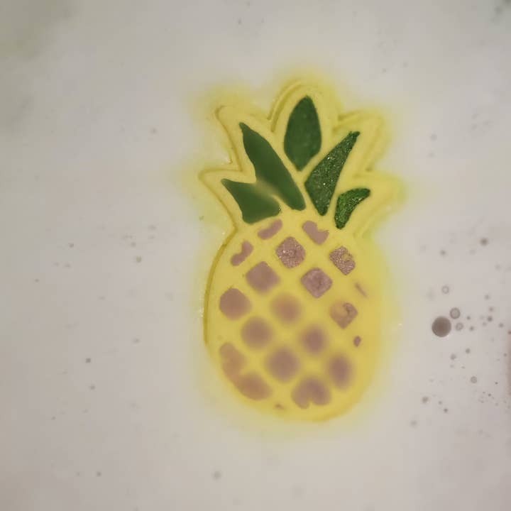 A pinch of pineapple Bath bomb for wholesale by Little Miss Ellie & Company