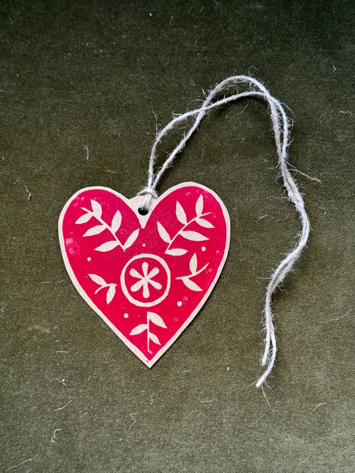 Étiquette-cadeau imprimée en lino Cœur Rouge pour la vente par Megan Hope Studio