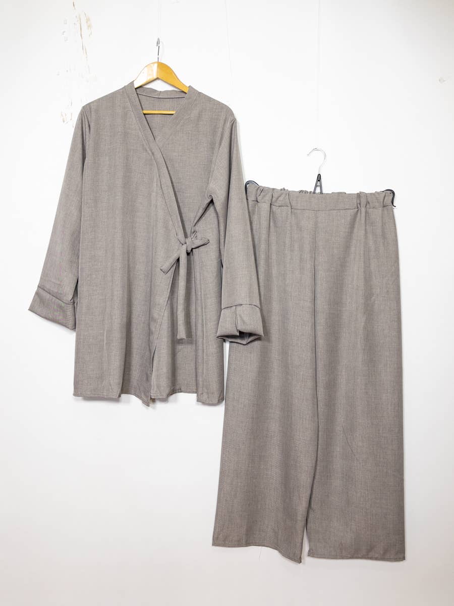 IDEAL OUTFIT – Großhandel Set aus Oberteil und Hose (NICHT Loungewear) – Damen – Abaya-Set mit überkreuztem Oberteil und seitlichen Knoten12