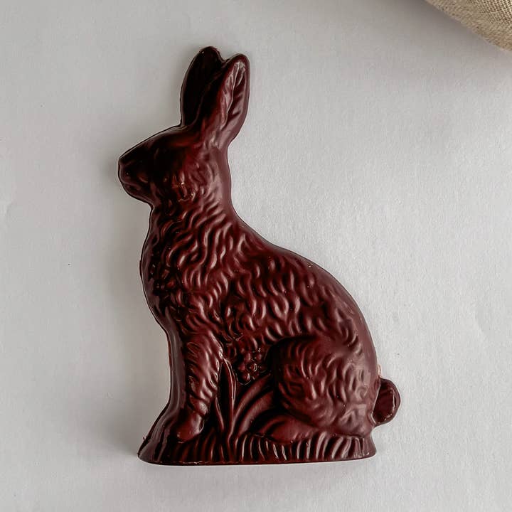 Lapin de Pâques en chocolat noir solide pour la vente par McGuire Chocolate Company