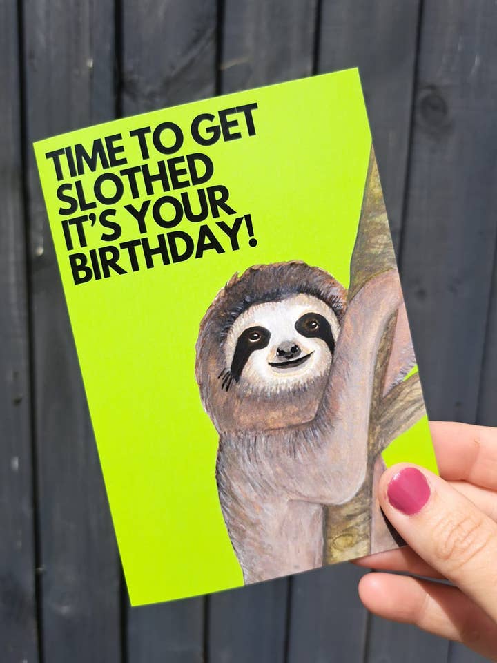 C'est l'heure de la paresse, c'est ton anniversaire ! Carte d'anniversaire pour la vente par Liv Blandford Art