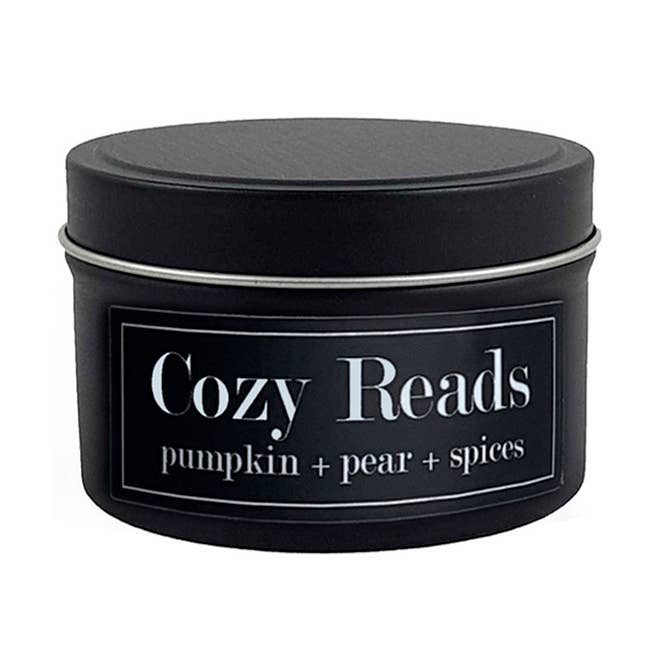Cozy Reads stearinlys 113 g med græskar, krydderier og Anjou-pære for engroshandel hos Fly Paper Products