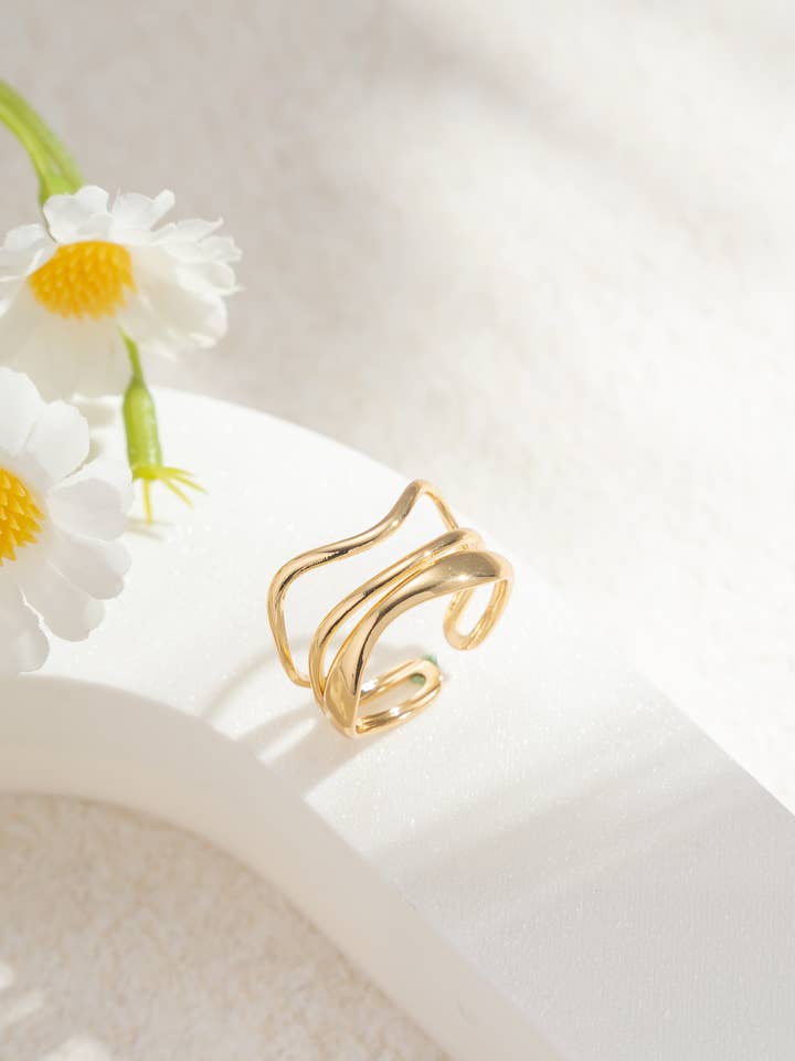 Moderne elegant skulpturel flydende bølgemønster ring i stål for engroshandel hos COSMOS