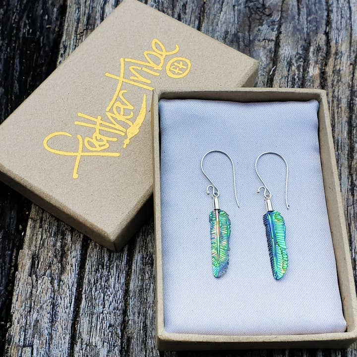 Boucles d’oreilles ultra mini plume de vol en nacre pour la vente par Feather Tribe